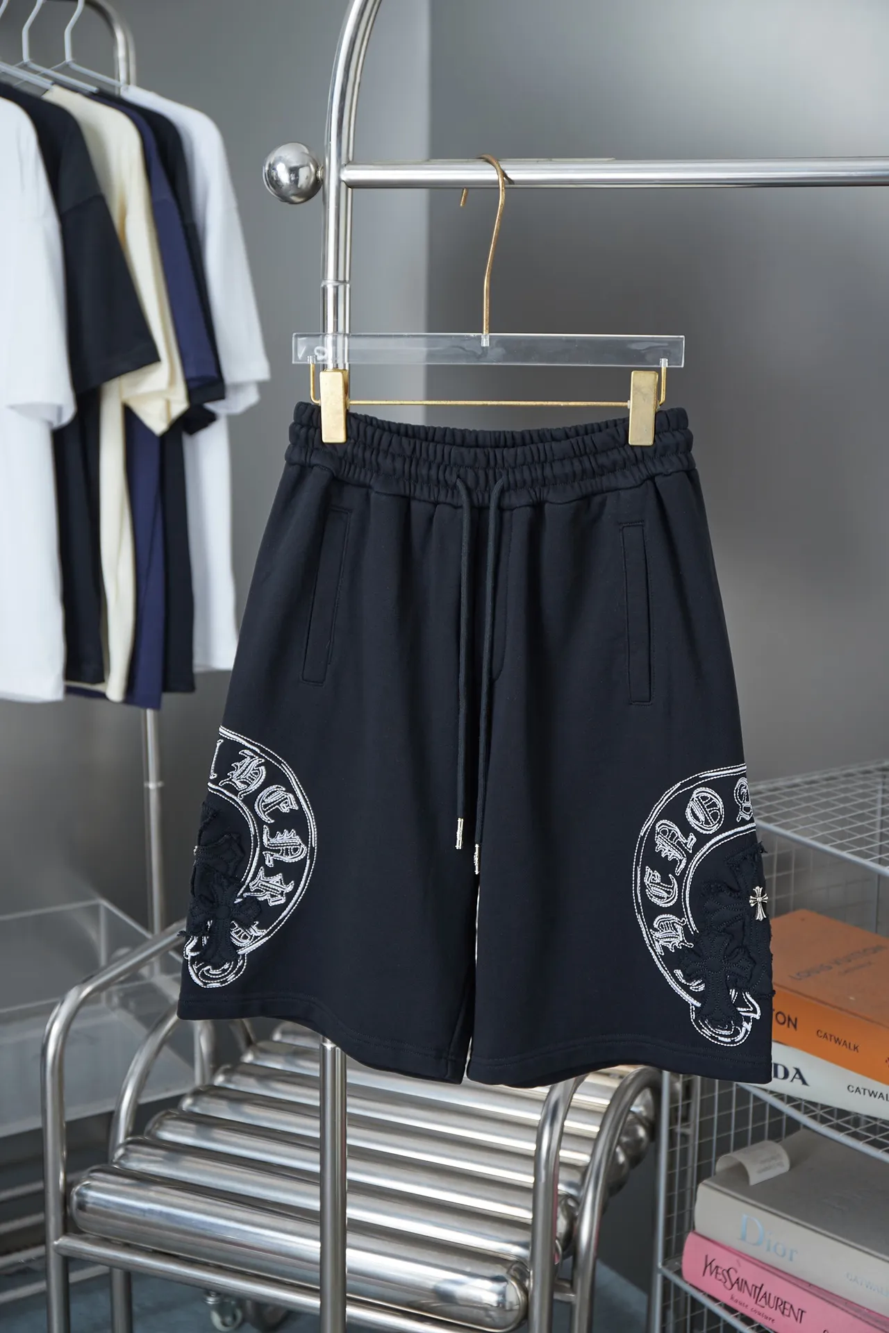 🅿️230 Ch*ome Hearte 2025ss new shorts with contrasting color thread embroidery shorts. Light luxury. A must-have item for daily commuting for men and women. Correct version. Comparisons are welcome. Detailed features · Made of 380g pure cotton health cloth fabric. · Imported Tajima machine embroidery. Honbu patchwork with contrasting color thread. Loose waistband · Double-needle cross-stitching process · Original main mark, washed tag, moisture-proof paper packaging Color: Black/White Size: S M L XL